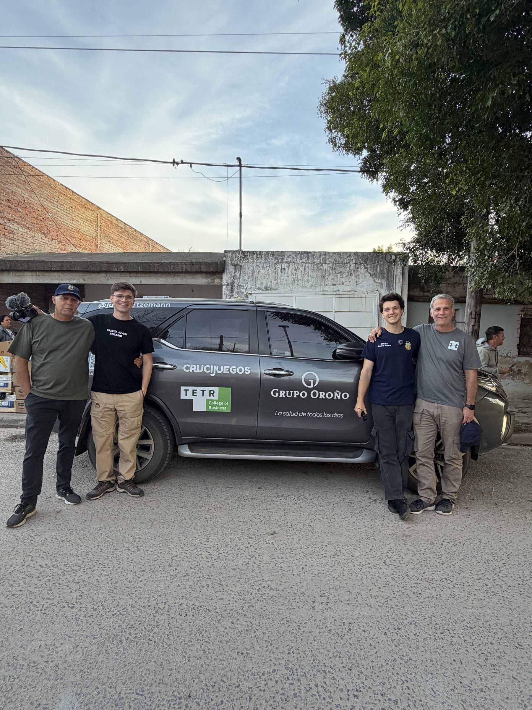 EL EQUIPO, ANTES DE SALIR. OCHO PERSONAS, 23 DÍAS.